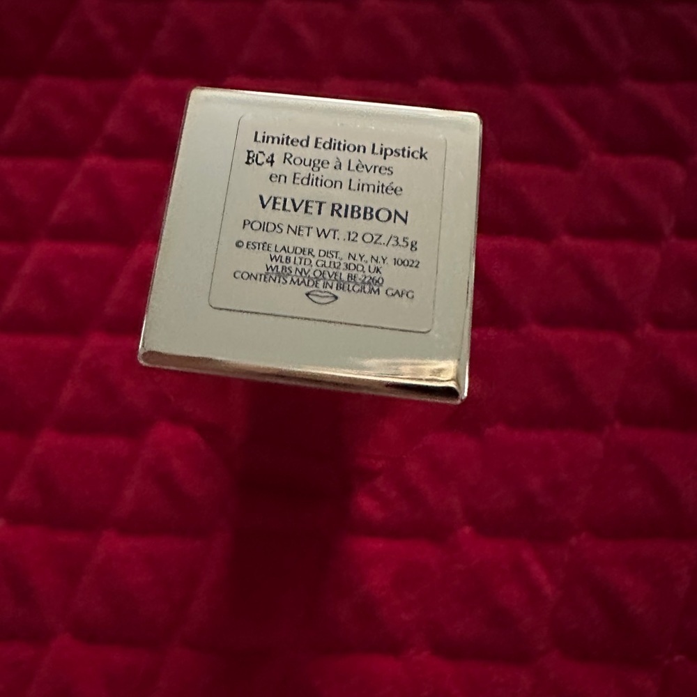 Estée Lauder Limited Edition - Holiday 2025 Velvet Ribbon Creme - Picture 2 of 5